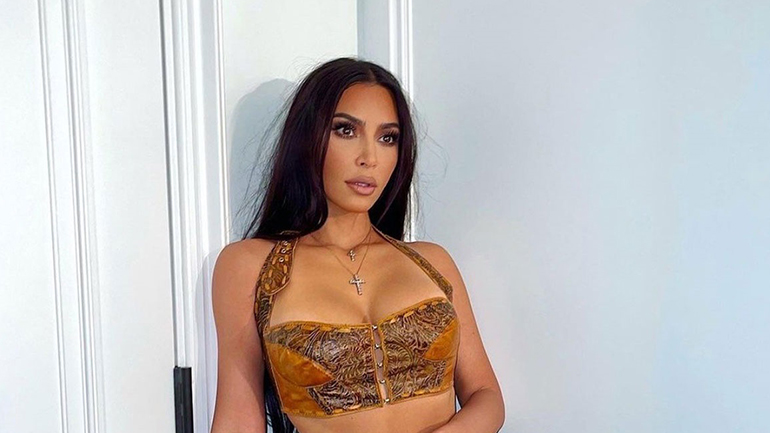 Kim Kardashian: Ποζάρει με nude μαγιό ανεβάζοντας τη θερμοκρασία!