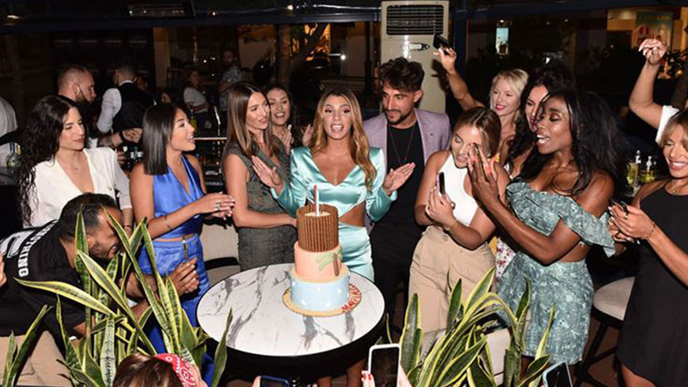 Μαριαλένα Ρουμελιώτη: Γιόρτασε τα γενέθλιά της με τον Σάκη Κατσούλη και όλους τους Survivors στο πλευρό της