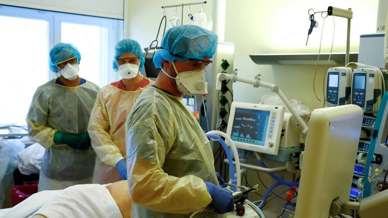 Στη ΜΕΘ του «Παπανικολάου» ηλικιωμένος πλήρως εμβολιασμένος