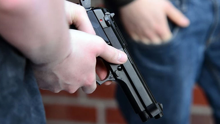 Σκηνές Φαρ Ουέστ στη Μάνη – Έπεσαν πυροβολισμοί σε καφενείο