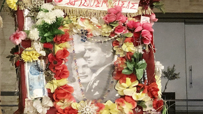 Η 70χρονη λατέρνα, που αποτελεί σύμβολο της υπόσχεσης προς έναν φίλο που έφυγε από τη ζωή