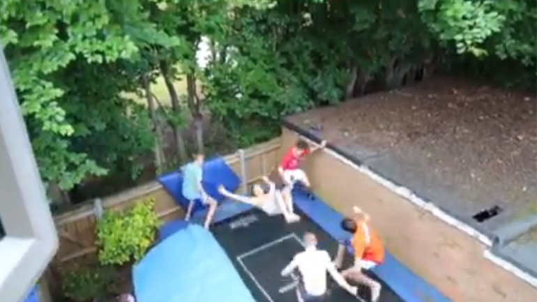 Εντυπωσιακά κόλπα στο τραμπολίνο