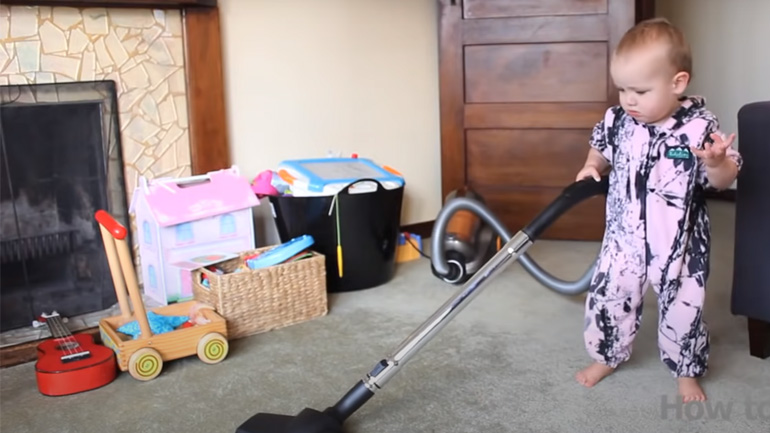 Πώς θα μάθεις το μωρό να κάνει δουλειές στο σπίτι