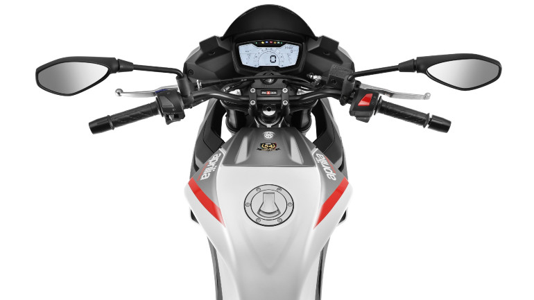 Η ψηφιακή οθόνη διαθέτει συνδεσιμότητα μέσω smartphone και bluetooth.