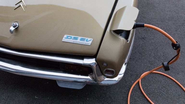 Η φόρτιση γίνεται στο πίσω μέρος, ενώ στο λογότυπο έχει προστεθεί το EV!