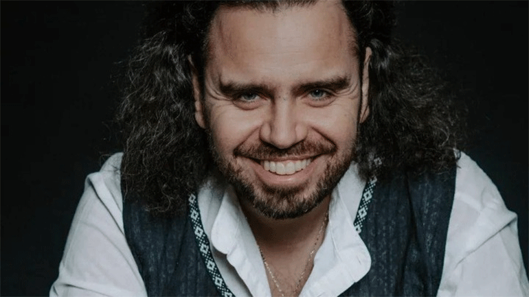 Ο Έλληνας μουσικός που κέρδισε την πρώτη θέση στο διεθνές φεστιβάλ «Χρυσή Φωνή της Βαϊκάλης»