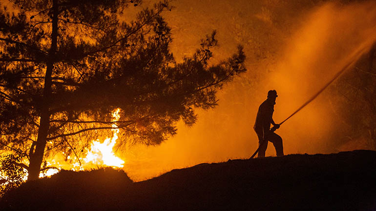 Πυρκαγιά στην Τουρκία: Τρεις οι νεκροί – Συνεχίζονται οι προσπάθειες κατάσβεσης