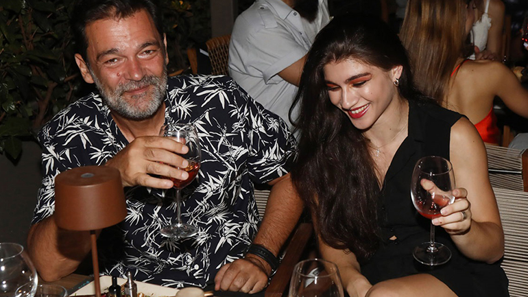 Κωνσταντίνος Καζάκος: Βραδινή έξοδος με την 23χρονη σύντροφό του