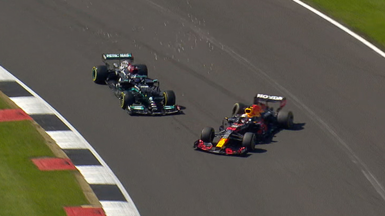 Η στιγμή της επαφής των δύο μονοθεσίων στο Silverstone.