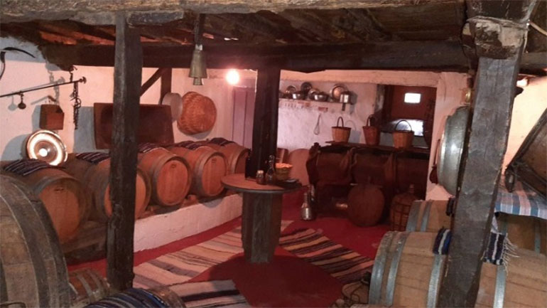 Το ηλιαστό κρασί της Σιάτιστας, ο θρυλικός Χο Τσι Μινχ και το «κελάρι του ταπνού»