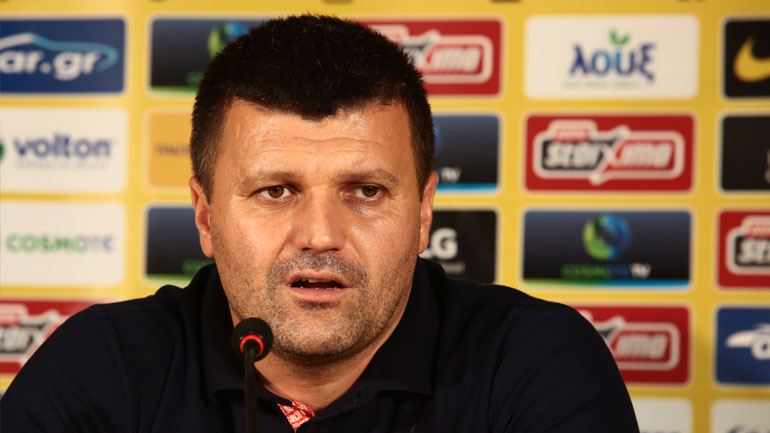 Κράτησε την υπόσχεσή του ο προπονητής της Βελέζ: Ξύρισε το κεφάλι του μετά την πρόκριση επί της ΑΕΚ!