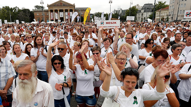 Ουγγαρία: Στους δρόμους οι νοσηλευτές με αίτημα την αύξηση του μισθού τους