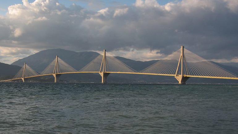 Διακόπηκε η κυκλοφορία των οχημάτων στη γέφυρα Ρίου-Αντιρρίου λόγω της φωτιάς στη Ζήρια