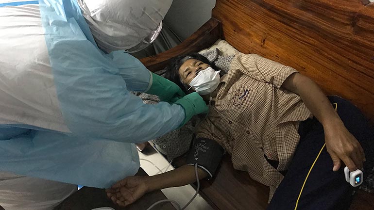 Ταϊλάνδη: Νοσοκομείο μεταφέρει τους νεκρούς από Covid-19 σε κοντέινερ