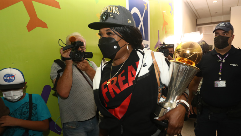 H μητέρα του Γιάννη και του Θανάση με το βαρύτιμο τρόπαιο ανά χείρας