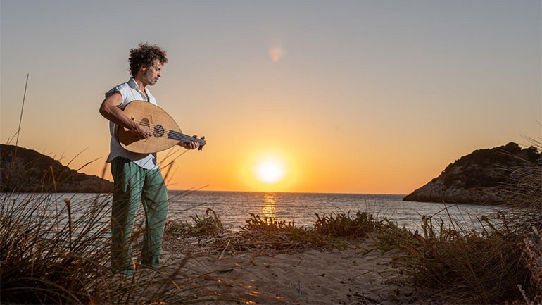 «Χαραυγή»: Ο Γιάννης Κουλούσιας παρουσιάζει το πρώτο του προσωπικό άλμπουμ