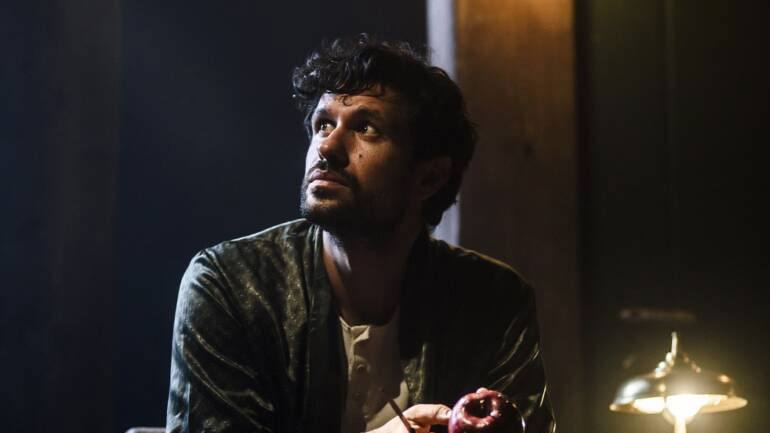 «Η μηχανή του Τιούρινγκ» με τον Ορφέα Αυγουστίδη στο Νέο Θέατρο Κατερίνας Βασιλάκου