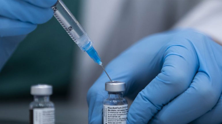 Βρετανία: Αναμνηστικές δόσεις εμβολίων για την COVID-19 θα λάβουν 32 εκατ. άνθρωποι