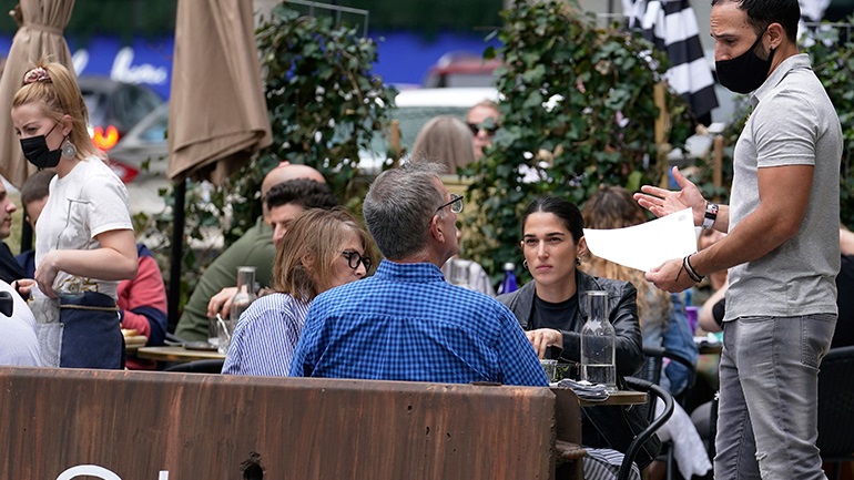 Νέες οδηγίες για τη διενέργεια διαγνωστικών ελέγχων για COVID-19 στους πλήρως εμβολιασμένους 