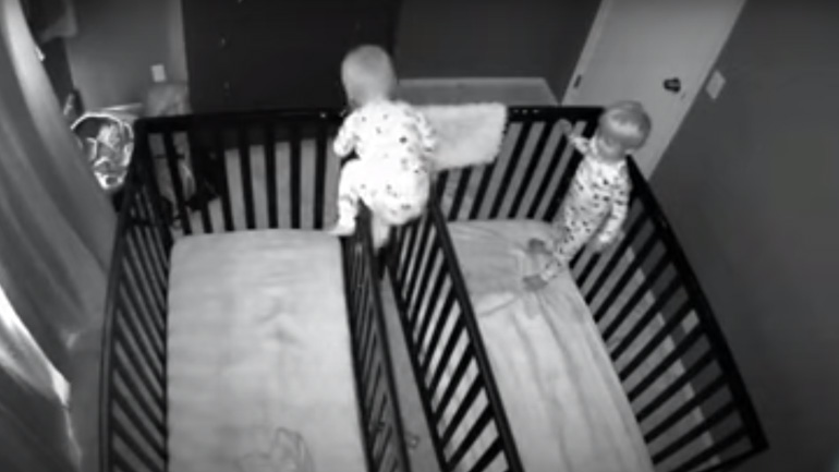 Mωρό σκαρφαλώνει στην κούνια του αδερφού του