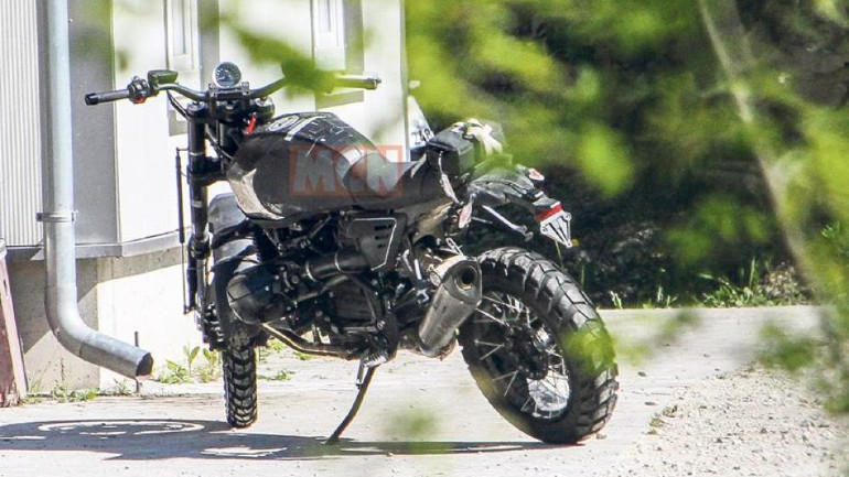 Στην περίπτωση του scrambler το φτερό εμπρός είναι χαμηλό.