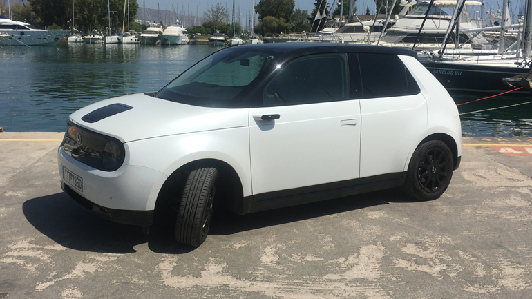 Honda E: Πως συμπεριφέρεται στο δρόμο και πόσο εύκολο είναι να οδηγείς με κάμερες αντί για καθρέφτες 