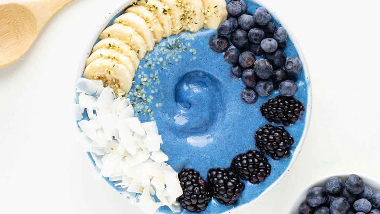 Το πιο νόστιμο και θρεπτικό smoothie bowl για να ξεκινήσετε την ημέρα σας υγιεινά