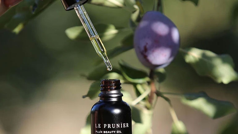Γιατί πρέπει να εντάξετε το έλαιο δαμάσκηνου στην beauty routine σας