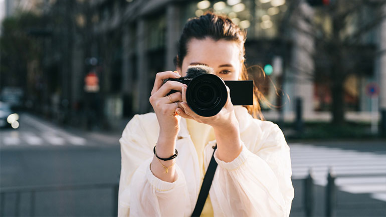 Η Sony ανακοινώνει τη νέα Vlog Camera ZV-E10 με εναλλάξιμους φακούς