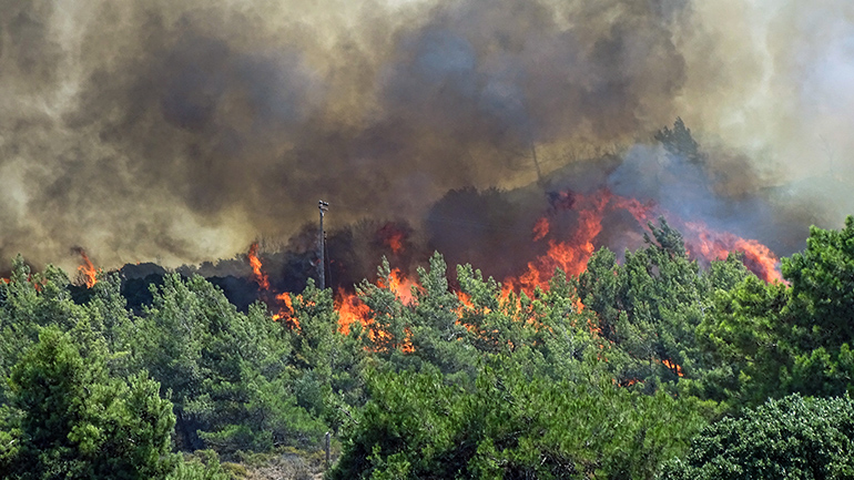 Συνεχίζεται η μάχη για την κατάσβεση της πυρκαγιάς στη Ρόδο