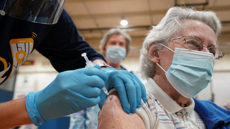 Το 70% των Αμερικάνων έχει κάνει τουλάχιστον μία δόση του εμβολίου για την Covid-19