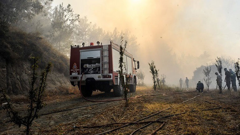 Ρόδος: Μάχη με τις αναζωπυρώσεις εξακολουθούν να δίνουν οι πυροσβέστες και οι εθελοντές