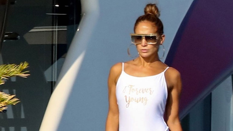 Οι καυτές πόζες της Jennifer Lopez με μαγιό στο πολυτελές γιοτ της