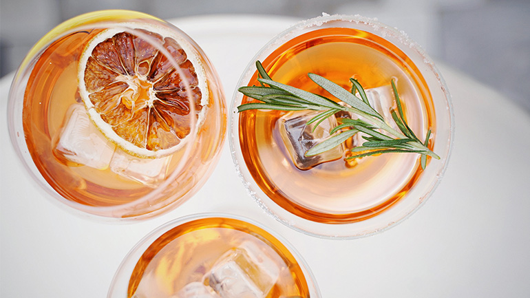 Πόσες θερμίδες έχουν τα πιο γνωστά ποτά και cocktail;