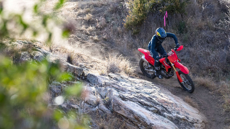 Η έκδοση RX έχει μεγαλύτερο ρεζερβουάρ για μεγαλύτερη δυνατότητα enduro.