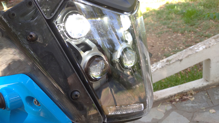 Εννιά διαφορετικούς προβολείς LED διαθέτει το εμπρός φωτιστικό σώμα.