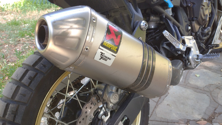 Στον εξοπλισμό του Tenere Rally βρίσκουμε και τελικό εξάτμισης της Akrapovic.