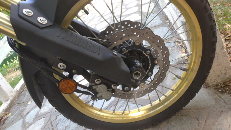 Στα φρένα έχουμε δύο δίσκους εμπρός 282mm και έναν 245mm πίσω με ABS που απενεργοποιείται.