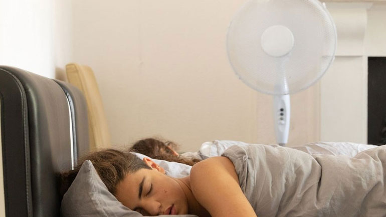 Γιατί δεν πρέπει να κοιμόμαστε με ανοιχτό τον ανεμιστήρα
