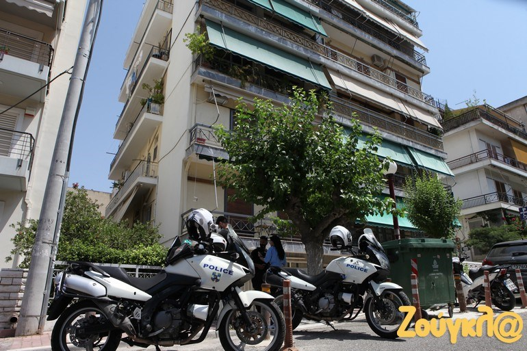 Η πολυκατοικία στην οποία διέμενε ο δράστης με την σύζυγό του και το πιαδί τους στη Δάφνη