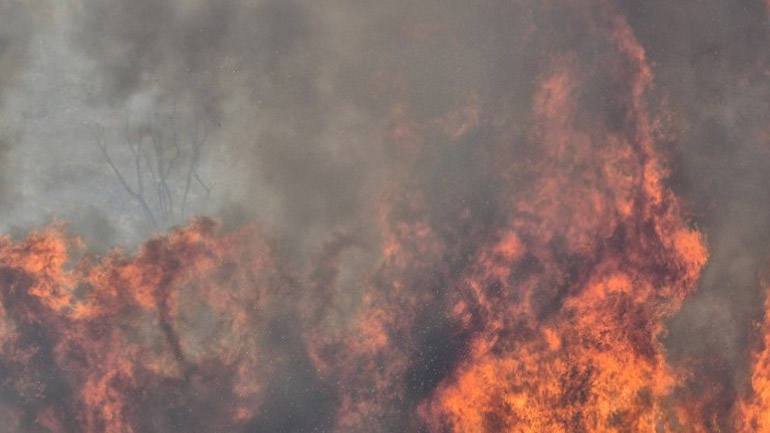 Πυροσβέστες περνάνε μέσα από τις φλόγες για να σώσουν πολίτες