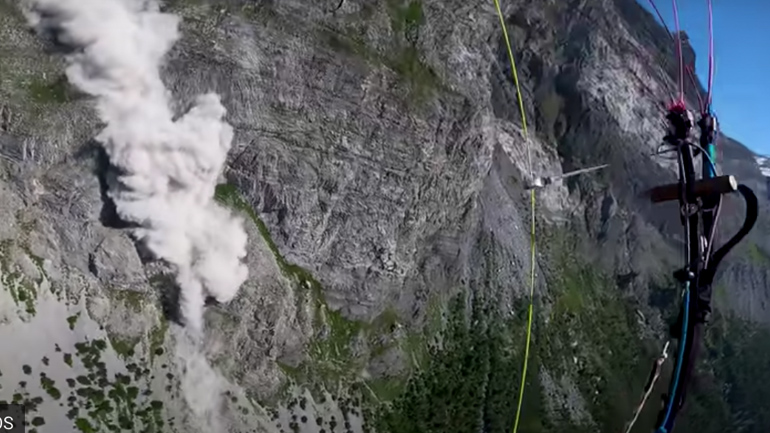 Κατολίσθηση γυρισμένη από αλεξίπτωτο πλαγιάς