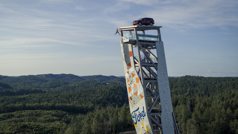 Αυτοκίνητο ανέβηκε σε πύργο αναρρίχησης!
