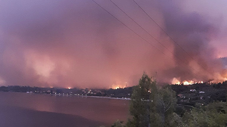 Με ελαφρά εγκαύματα στο Κέντρο Υγείας Μαντουδίου τρεις πυροσβέστες
