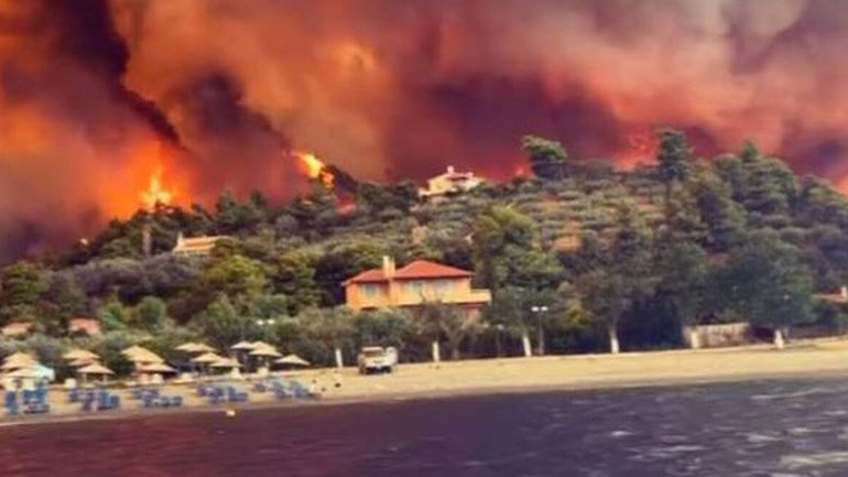 Τρία μέτωπα φωτιάς στη Β. Εύβοια απειλούν να φτάσουν στο Αιγαίο