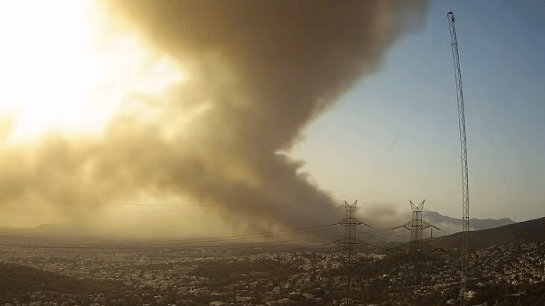 To time lapse της πυρκαγιάς στη Βαρυμπόμπη