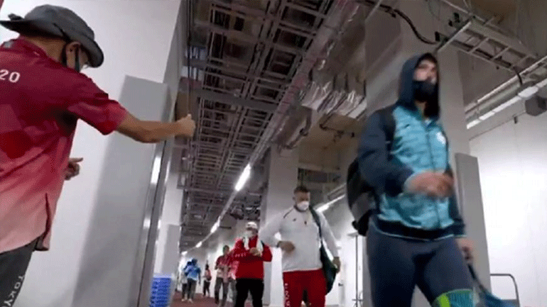 Ο Ιάπωνας εθελοντής κλέβει την παράσταση!