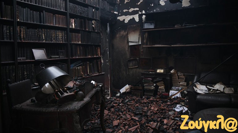 Στάχτη οι κόποι μιας ζωής – Δείτε την καμένη βιβλιοθήκη σπιτιού στο Τατόι