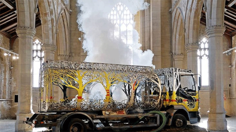 Ο Dan Rawlings λάξευσε ένα δάσος πάνω σε ένα βυτίο καυσίμων