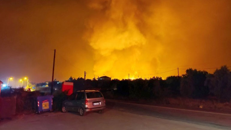 Λίμνη Ευβοίας:  Κάηκαν τουλάχιστον 150 σπίτια – Η πυρκαγιά πλησιάζει το μοναστήρι του Οσίου Δαυίδ